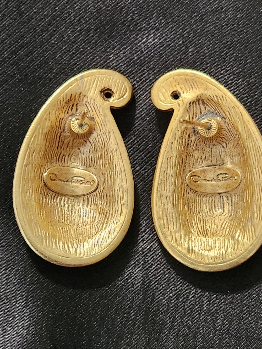 Oscar de la Renta Gold Hammered Teardrop Paisley Post Earrings - Picture 2 of 5